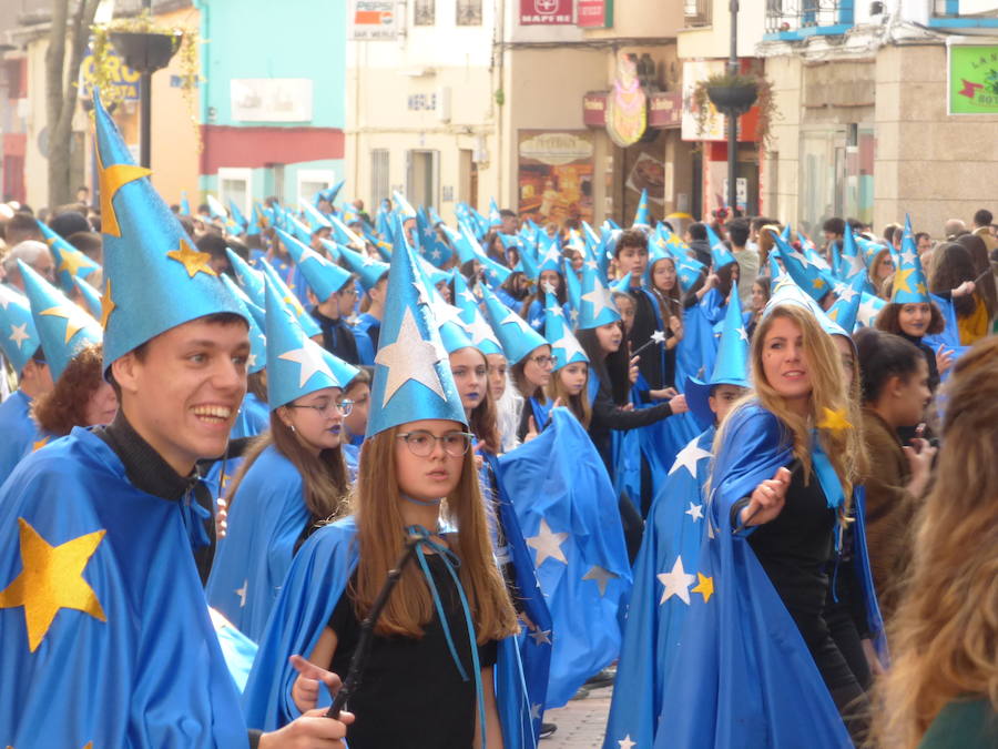 El Carnaval tuvo un inicio multitudinario y colorista con el desfile estudiantil que recorrió el centro de Navalmoral en la mañana del viernes, tanto por el número de participantes, alrededor de 1.300, como de espectadores en las calles. Tomaron parte alumnos y docentes de los colegios Almanzor y El Pozón, usuarios del Taller Ocupacional y estudiantes de los institutos Augustóbriga, Zurbarán y Albalat.