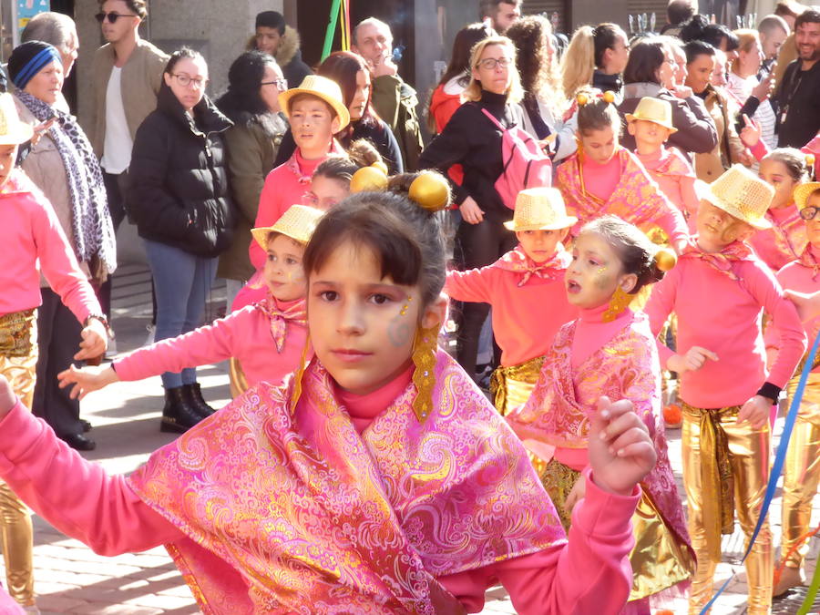 El Carnaval tuvo un inicio multitudinario y colorista con el desfile estudiantil que recorrió el centro de Navalmoral en la mañana del viernes, tanto por el número de participantes, alrededor de 1.300, como de espectadores en las calles. Tomaron parte alumnos y docentes de los colegios Almanzor y El Pozón, usuarios del Taller Ocupacional y estudiantes de los institutos Augustóbriga, Zurbarán y Albalat.