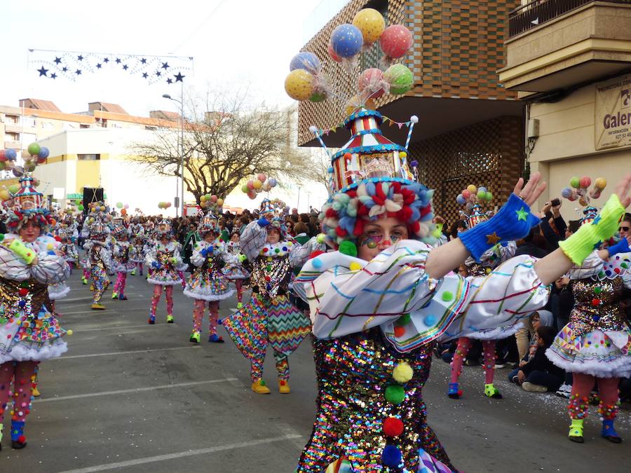 Al ritmo, el colorido y la imaginación habituales en el desfile de carrozas y comparsas del Carnaval de Navalmoral, el Carnavalmoral, se ha unido este año, desde distintos puntos de vista, la reivindicación del tren digno, dentro y fuera del recorrido. Este es un breve resumen fotográfico del mismo.