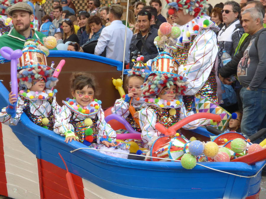 Al ritmo, el colorido y la imaginación habituales en el desfile de carrozas y comparsas del Carnaval de Navalmoral, el Carnavalmoral, se ha unido este año, desde distintos puntos de vista, la reivindicación del tren digno, dentro y fuera del recorrido. Este es un breve resumen fotográfico del mismo.