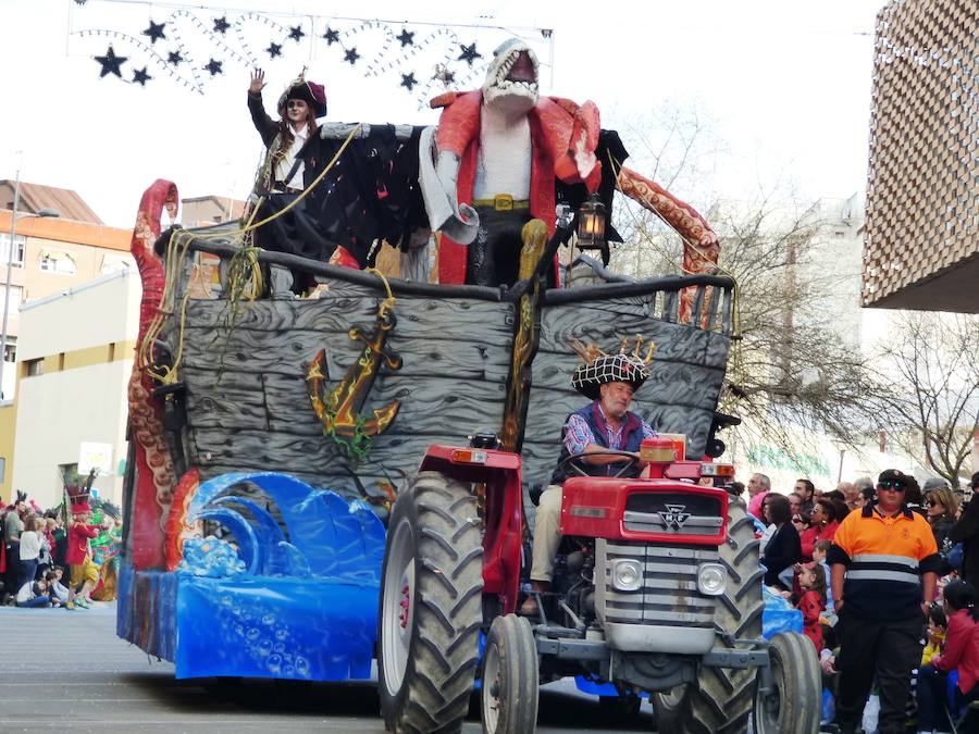 Al ritmo, el colorido y la imaginación habituales en el desfile de carrozas y comparsas del Carnaval de Navalmoral, el Carnavalmoral, se ha unido este año, desde distintos puntos de vista, la reivindicación del tren digno, dentro y fuera del recorrido. Este es un breve resumen fotográfico del mismo.