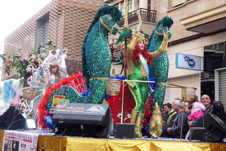 Al ritmo, el colorido y la imaginación habituales en el desfile de carrozas y comparsas del Carnaval de Navalmoral, el Carnavalmoral, se ha unido este año, desde distintos puntos de vista, la reivindicación del tren digno, dentro y fuera del recorrido. Este es un breve resumen fotográfico del mismo.