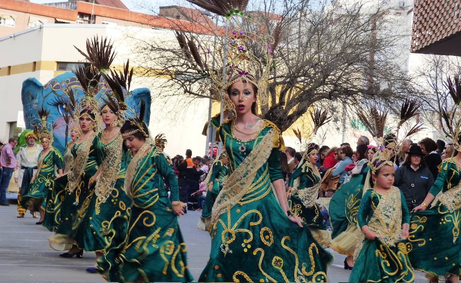 Al ritmo, el colorido y la imaginación habituales en el desfile de carrozas y comparsas del Carnaval de Navalmoral, el Carnavalmoral, se ha unido este año, desde distintos puntos de vista, la reivindicación del tren digno, dentro y fuera del recorrido. Este es un breve resumen fotográfico del mismo.