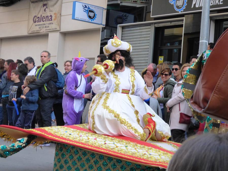 Al ritmo, el colorido y la imaginación habituales en el desfile de carrozas y comparsas del Carnaval de Navalmoral, el Carnavalmoral, se ha unido este año, desde distintos puntos de vista, la reivindicación del tren digno, dentro y fuera del recorrido. Este es un breve resumen fotográfico del mismo.