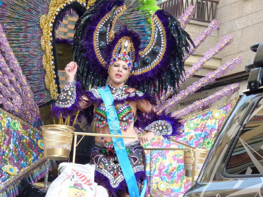 Al ritmo, el colorido y la imaginación habituales en el desfile de carrozas y comparsas del Carnaval de Navalmoral, el Carnavalmoral, se ha unido este año, desde distintos puntos de vista, la reivindicación del tren digno, dentro y fuera del recorrido. Este es un breve resumen fotográfico del mismo.