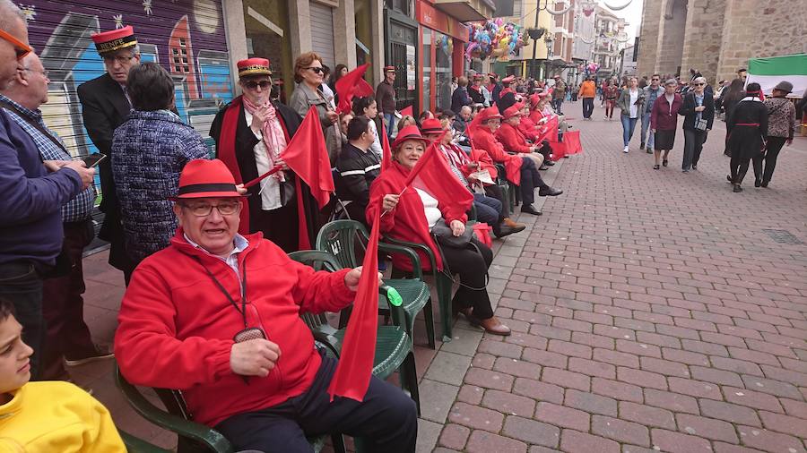 Al ritmo, el colorido y la imaginación habituales en el desfile de carrozas y comparsas del Carnaval de Navalmoral, el Carnavalmoral, se ha unido este año, desde distintos puntos de vista, la reivindicación del tren digno, dentro y fuera del recorrido. Este es un breve resumen fotográfico del mismo.