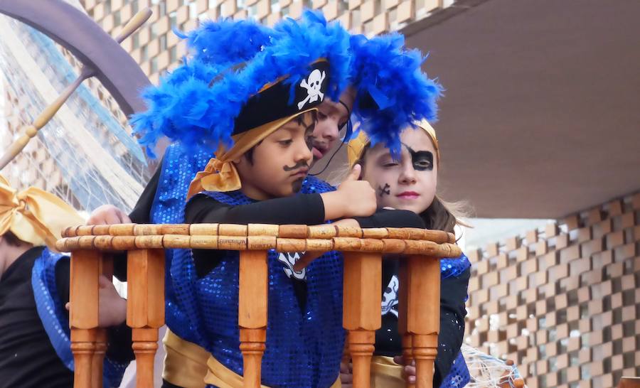 Al ritmo, el colorido y la imaginación habituales en el desfile de carrozas y comparsas del Carnaval de Navalmoral, el Carnavalmoral, se ha unido este año, desde distintos puntos de vista, la reivindicación del tren digno, dentro y fuera del recorrido. Este es un breve resumen fotográfico del mismo.