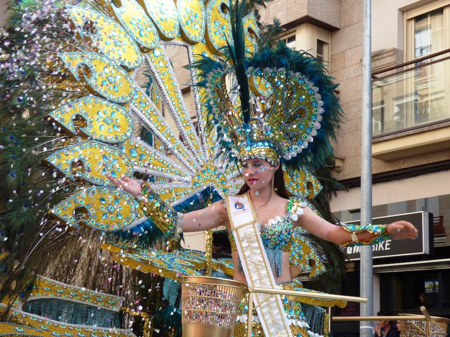 Al ritmo, el colorido y la imaginación habituales en el desfile de carrozas y comparsas del Carnaval de Navalmoral, el Carnavalmoral, se ha unido este año, desde distintos puntos de vista, la reivindicación del tren digno, dentro y fuera del recorrido. Este es un breve resumen fotográfico del mismo.