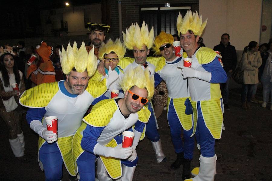 En los días de Carnaval, hemos dedicado galerías fotográficas al desfile estudiantil, al pregón y la coronación de las reinas, al 'Cómete el Carnavalmoral por una pata' y, por supuesto, al desfile de carrozas y comparsas. Pero Miguel Camacho no quería que nos olvidásemos del pasacalles. Ésta es una pequeña selección de las numerosas imágenes que dejó el multitudinario recorrido.
