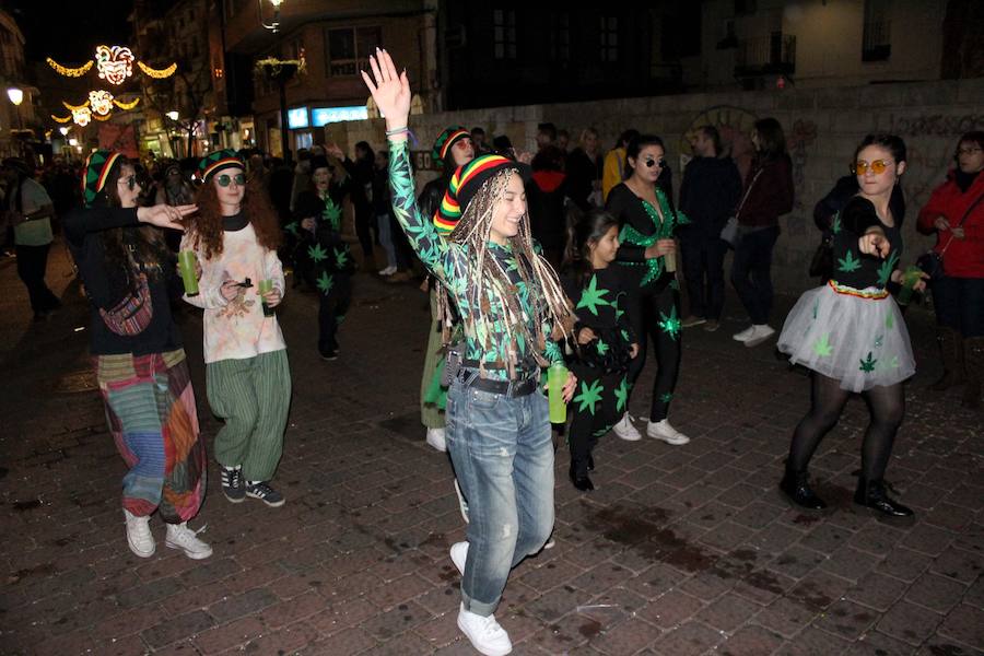 En los días de Carnaval, hemos dedicado galerías fotográficas al desfile estudiantil, al pregón y la coronación de las reinas, al 'Cómete el Carnavalmoral por una pata' y, por supuesto, al desfile de carrozas y comparsas. Pero Miguel Camacho no quería que nos olvidásemos del pasacalles. Ésta es una pequeña selección de las numerosas imágenes que dejó el multitudinario recorrido.