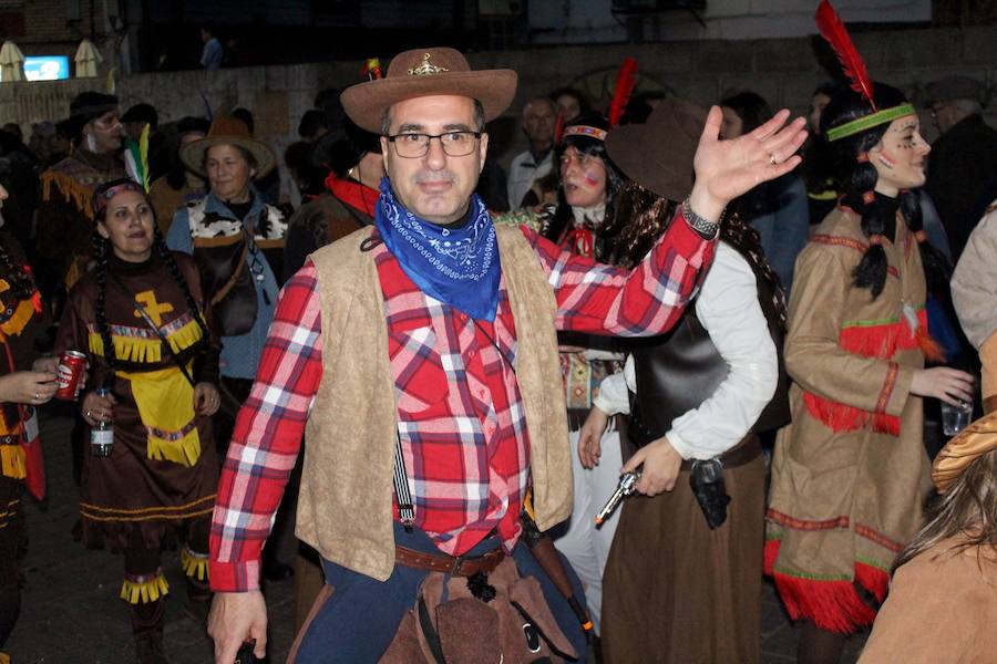 En los días de Carnaval, hemos dedicado galerías fotográficas al desfile estudiantil, al pregón y la coronación de las reinas, al 'Cómete el Carnavalmoral por una pata' y, por supuesto, al desfile de carrozas y comparsas. Pero Miguel Camacho no quería que nos olvidásemos del pasacalles. Ésta es una pequeña selección de las numerosas imágenes que dejó el multitudinario recorrido.