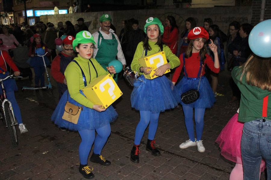 En los días de Carnaval, hemos dedicado galerías fotográficas al desfile estudiantil, al pregón y la coronación de las reinas, al 'Cómete el Carnavalmoral por una pata' y, por supuesto, al desfile de carrozas y comparsas. Pero Miguel Camacho no quería que nos olvidásemos del pasacalles. Ésta es una pequeña selección de las numerosas imágenes que dejó el multitudinario recorrido.