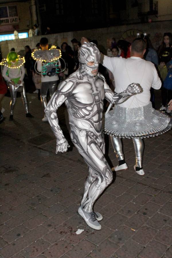 En los días de Carnaval, hemos dedicado galerías fotográficas al desfile estudiantil, al pregón y la coronación de las reinas, al 'Cómete el Carnavalmoral por una pata' y, por supuesto, al desfile de carrozas y comparsas. Pero Miguel Camacho no quería que nos olvidásemos del pasacalles. Ésta es una pequeña selección de las numerosas imágenes que dejó el multitudinario recorrido.