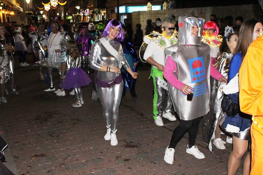 En los días de Carnaval, hemos dedicado galerías fotográficas al desfile estudiantil, al pregón y la coronación de las reinas, al 'Cómete el Carnavalmoral por una pata' y, por supuesto, al desfile de carrozas y comparsas. Pero Miguel Camacho no quería que nos olvidásemos del pasacalles. Ésta es una pequeña selección de las numerosas imágenes que dejó el multitudinario recorrido.