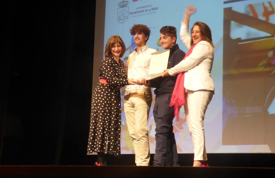 Cerca de 30 premios y menciones especiales se entregaron en la noche del jueves en la casa de cultura en una nueva edición, y van 19, de la Gala del Deporte. La gran noche anual del deporte moralo, que coronó como mejores representantes individuales del 2018 al futbolista Carlos Isaac Muñoz y a la corredora de rallyes Ainoa de la Osa.