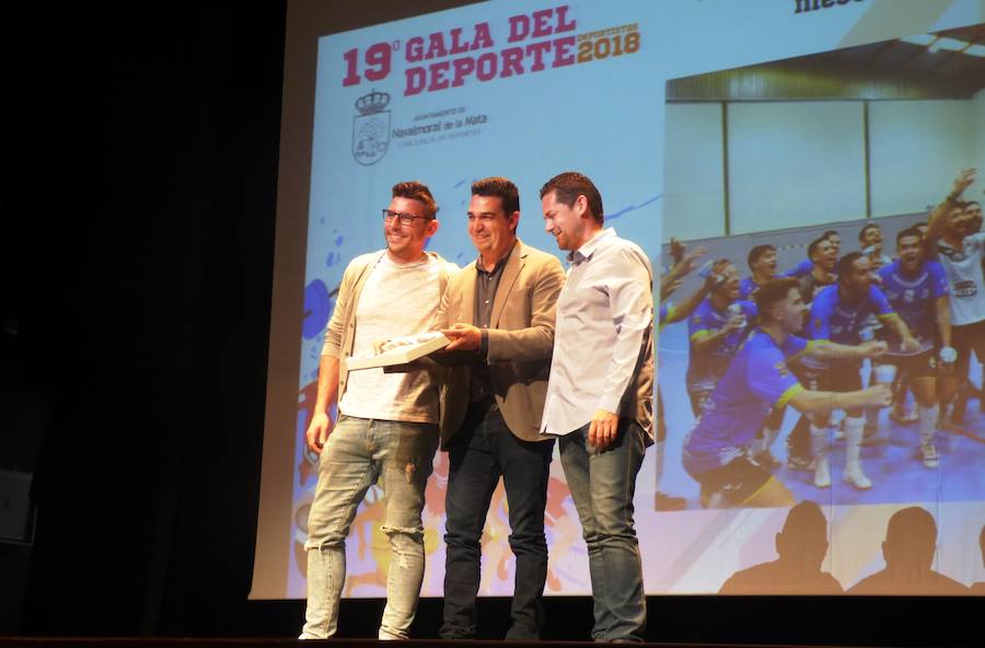 Cerca de 30 premios y menciones especiales se entregaron en la noche del jueves en la casa de cultura en una nueva edición, y van 19, de la Gala del Deporte. La gran noche anual del deporte moralo, que coronó como mejores representantes individuales del 2018 al futbolista Carlos Isaac Muñoz y a la corredora de rallyes Ainoa de la Osa.