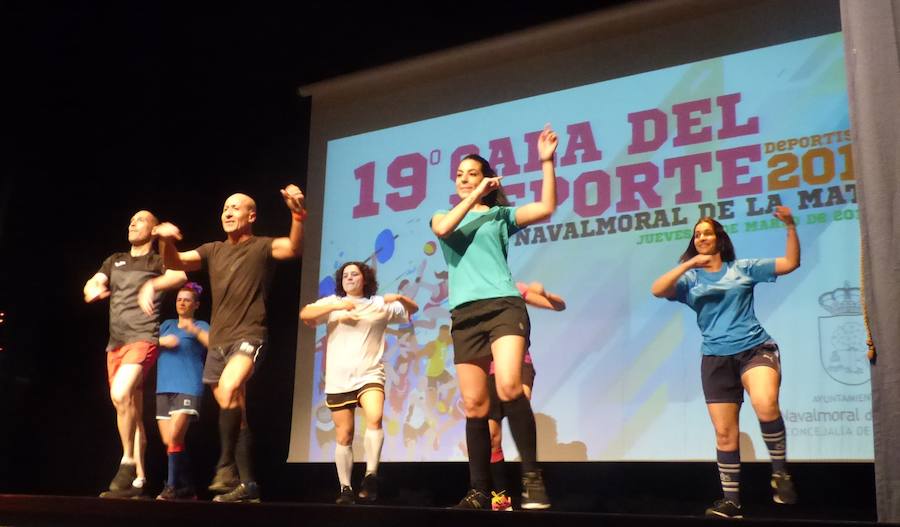 Cerca de 30 premios y menciones especiales se entregaron en la noche del jueves en la casa de cultura en una nueva edición, y van 19, de la Gala del Deporte. La gran noche anual del deporte moralo, que coronó como mejores representantes individuales del 2018 al futbolista Carlos Isaac Muñoz y a la corredora de rallyes Ainoa de la Osa.