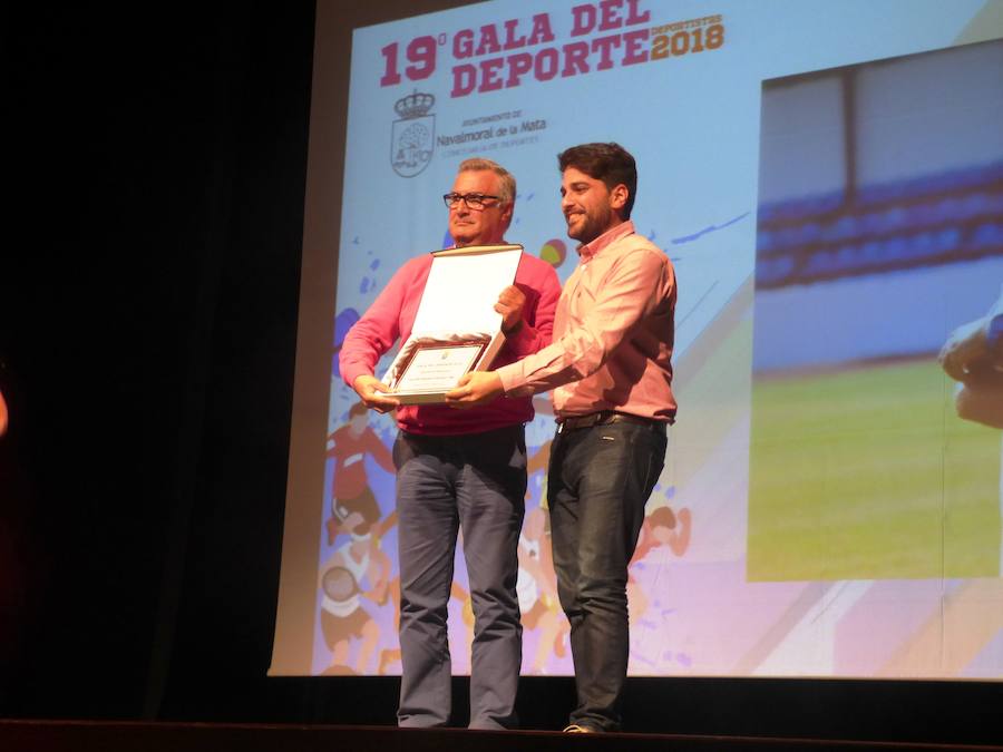 Cerca de 30 premios y menciones especiales se entregaron en la noche del jueves en la casa de cultura en una nueva edición, y van 19, de la Gala del Deporte. La gran noche anual del deporte moralo, que coronó como mejores representantes individuales del 2018 al futbolista Carlos Isaac Muñoz y a la corredora de rallyes Ainoa de la Osa.