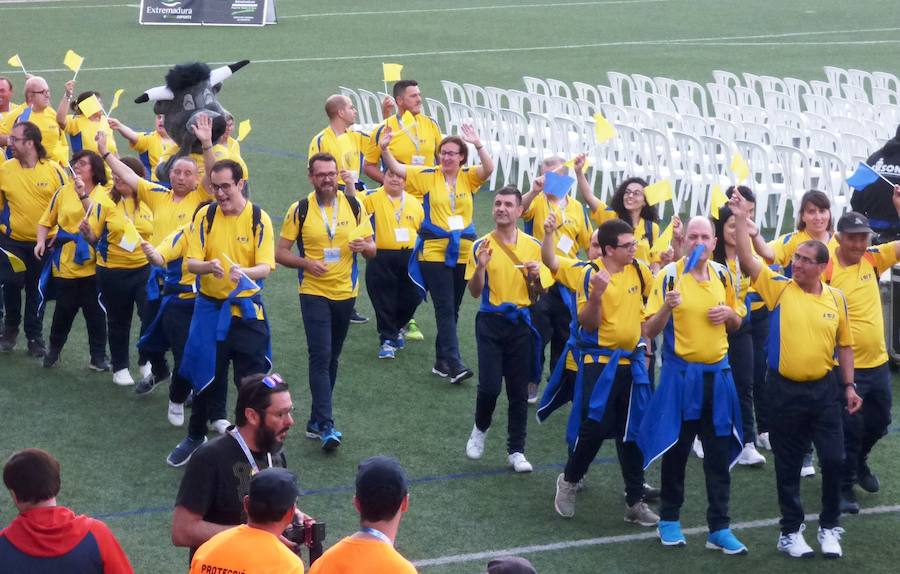 Después de conocer y acomodarse en la que será su residencia hasta el viernes, el pabellón Antonio Jara, y de tomar parte en las primeras actividades programadas, los participantes en la convivencia final de los XXXV Jedes, los Juegos Extremeños del Deporte Especial, se trasladaron al campo municipal de deportes para ser protagonistas de una gala inaugural muy emotiva plena de colorido, música y animación. Al inicio se guardó un minuto de silencio por la mujer que falleció horas antes atropellada por un tren.