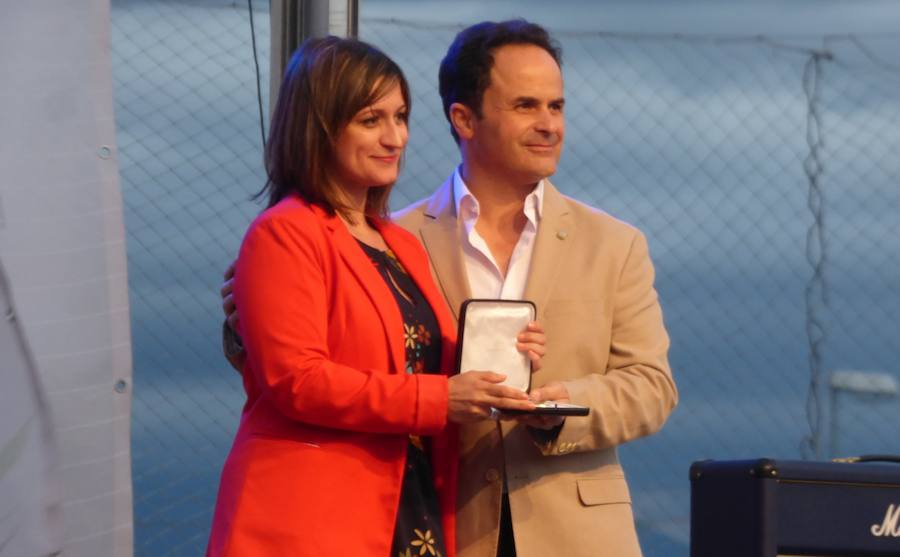 Después de conocer y acomodarse en la que será su residencia hasta el viernes, el pabellón Antonio Jara, y de tomar parte en las primeras actividades programadas, los participantes en la convivencia final de los XXXV Jedes, los Juegos Extremeños del Deporte Especial, se trasladaron al campo municipal de deportes para ser protagonistas de una gala inaugural muy emotiva plena de colorido, música y animación. Al inicio se guardó un minuto de silencio por la mujer que falleció horas antes atropellada por un tren.