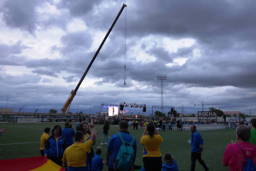 Después de conocer y acomodarse en la que será su residencia hasta el viernes, el pabellón Antonio Jara, y de tomar parte en las primeras actividades programadas, los participantes en la convivencia final de los XXXV Jedes, los Juegos Extremeños del Deporte Especial, se trasladaron al campo municipal de deportes para ser protagonistas de una gala inaugural muy emotiva plena de colorido, música y animación. Al inicio se guardó un minuto de silencio por la mujer que falleció horas antes atropellada por un tren.