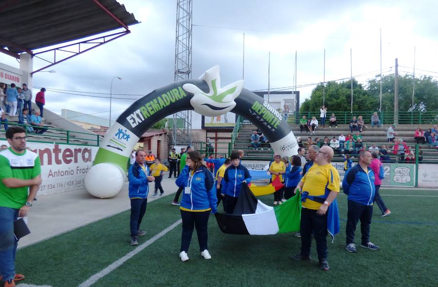 Después de conocer y acomodarse en la que será su residencia hasta el viernes, el pabellón Antonio Jara, y de tomar parte en las primeras actividades programadas, los participantes en la convivencia final de los XXXV Jedes, los Juegos Extremeños del Deporte Especial, se trasladaron al campo municipal de deportes para ser protagonistas de una gala inaugural muy emotiva plena de colorido, música y animación. Al inicio se guardó un minuto de silencio por la mujer que falleció horas antes atropellada por un tren.