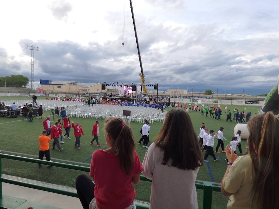 Después de conocer y acomodarse en la que será su residencia hasta el viernes, el pabellón Antonio Jara, y de tomar parte en las primeras actividades programadas, los participantes en la convivencia final de los XXXV Jedes, los Juegos Extremeños del Deporte Especial, se trasladaron al campo municipal de deportes para ser protagonistas de una gala inaugural muy emotiva plena de colorido, música y animación. Al inicio se guardó un minuto de silencio por la mujer que falleció horas antes atropellada por un tren.