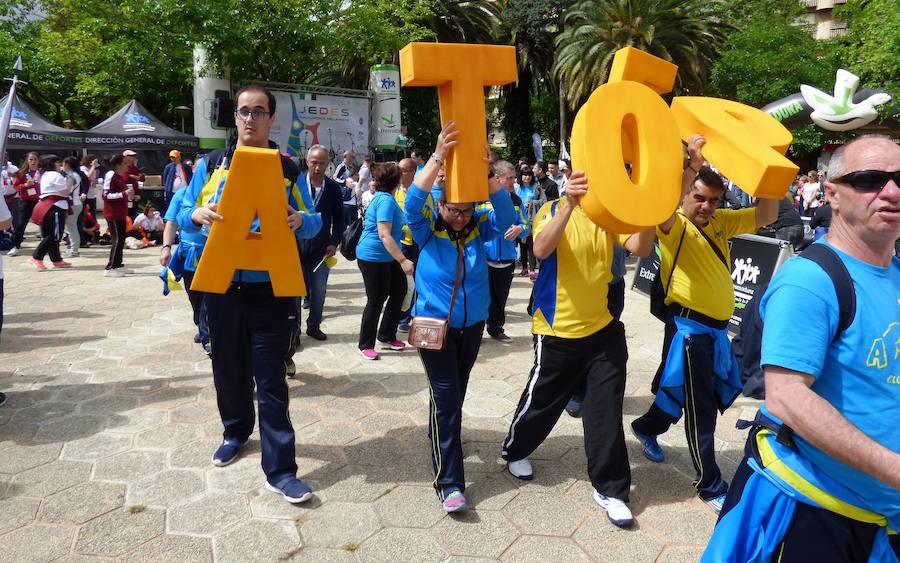 «¿Os ha gustado? ¿Lo habéis pasado bien? Pues el año que viene ¡más y mejor!». Así se despedía Joel, en representación del Taller Ocupacional, de los cientos de deportistas de toda la región reunidos el viernes en el parque municipal en la clausura de los 35º Jedes, los Juegos Extremeños del Deporte Especial que se han celebrado en Navalmoral. El acto en el parque fue el colofón del Cross de la Amistad que tradicionalmente cierra los Jedes.
