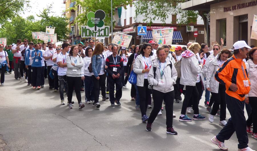 «¿Os ha gustado? ¿Lo habéis pasado bien? Pues el año que viene ¡más y mejor!». Así se despedía Joel, en representación del Taller Ocupacional, de los cientos de deportistas de toda la región reunidos el viernes en el parque municipal en la clausura de los 35º Jedes, los Juegos Extremeños del Deporte Especial que se han celebrado en Navalmoral. El acto en el parque fue el colofón del Cross de la Amistad que tradicionalmente cierra los Jedes.
