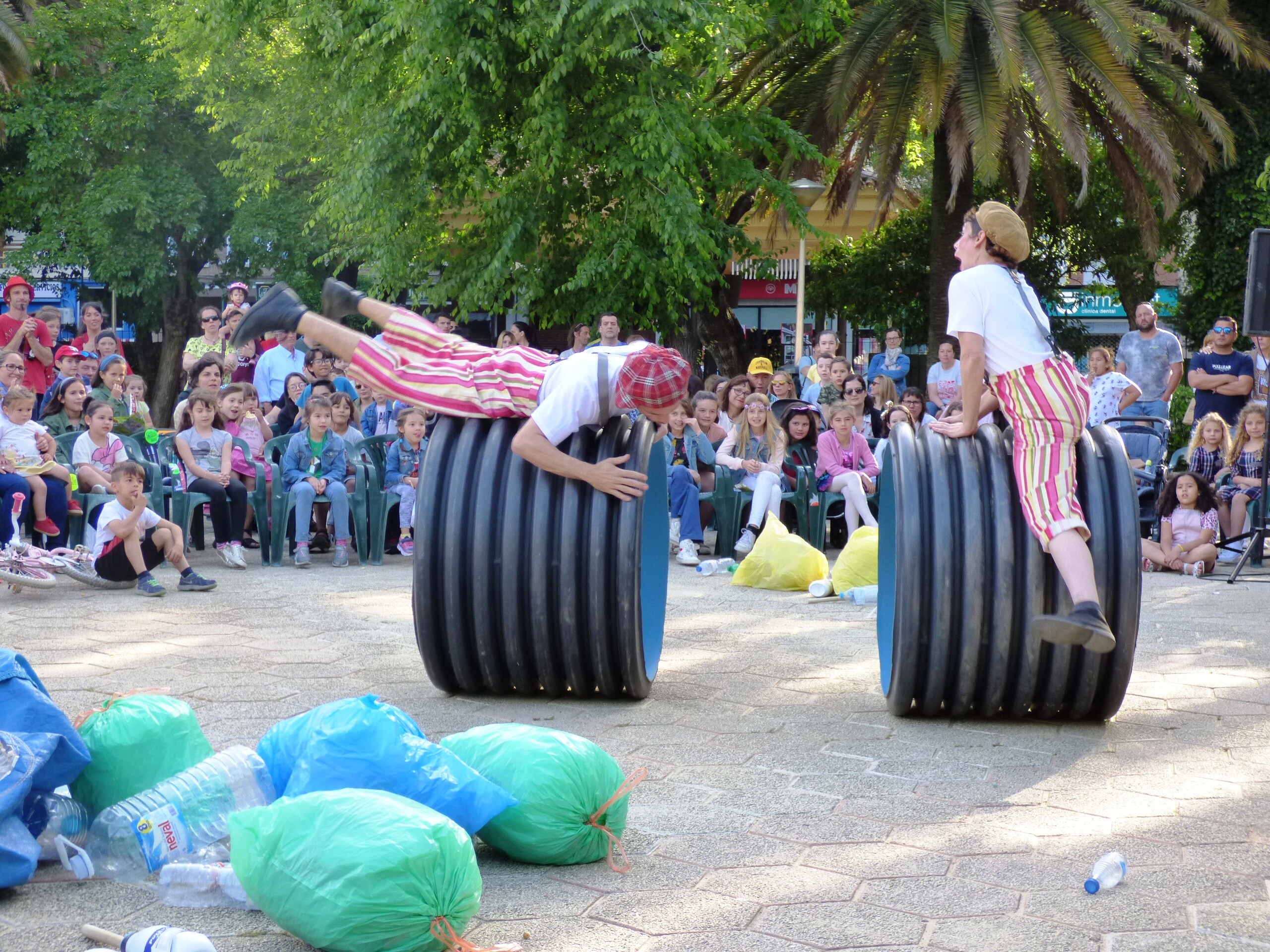 Montaje de Z Teatro en el parque municipal 