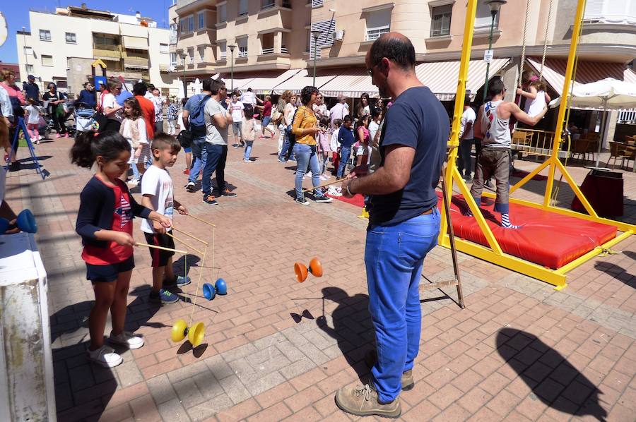 Los saludos entusiastas al público, las sonrisas y los abrazos de los usuarios del Taller Ocupacional que recibieron el Premio Nosolocirco 2019 pusieron la nota emotiva en la clausura del VIII Festival de Circo Contemporáneo de Extremadura, que se celebró durante el fin de semana en Navalmoral, Talayuela y Jarandilla de la Vera. Este es un resumen fotográfico de 13 espectáculos protagonizados por una decena de compañías de toda España.