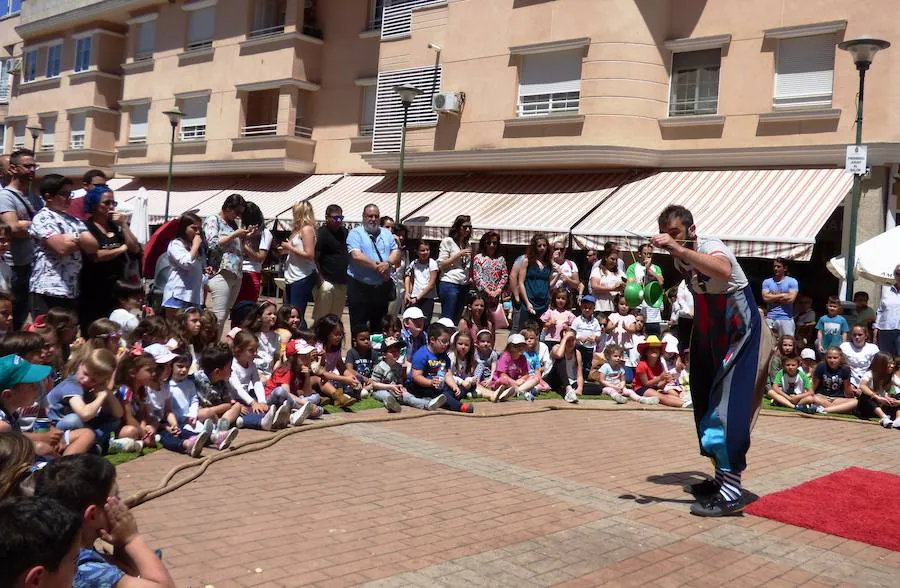 Los saludos entusiastas al público, las sonrisas y los abrazos de los usuarios del Taller Ocupacional que recibieron el Premio Nosolocirco 2019 pusieron la nota emotiva en la clausura del VIII Festival de Circo Contemporáneo de Extremadura, que se celebró durante el fin de semana en Navalmoral, Talayuela y Jarandilla de la Vera. Este es un resumen fotográfico de 13 espectáculos protagonizados por una decena de compañías de toda España.