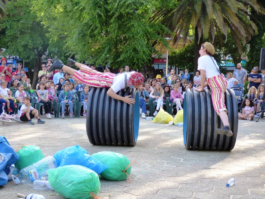 Los saludos entusiastas al público, las sonrisas y los abrazos de los usuarios del Taller Ocupacional que recibieron el Premio Nosolocirco 2019 pusieron la nota emotiva en la clausura del VIII Festival de Circo Contemporáneo de Extremadura, que se celebró durante el fin de semana en Navalmoral, Talayuela y Jarandilla de la Vera. Este es un resumen fotográfico de 13 espectáculos protagonizados por una decena de compañías de toda España.