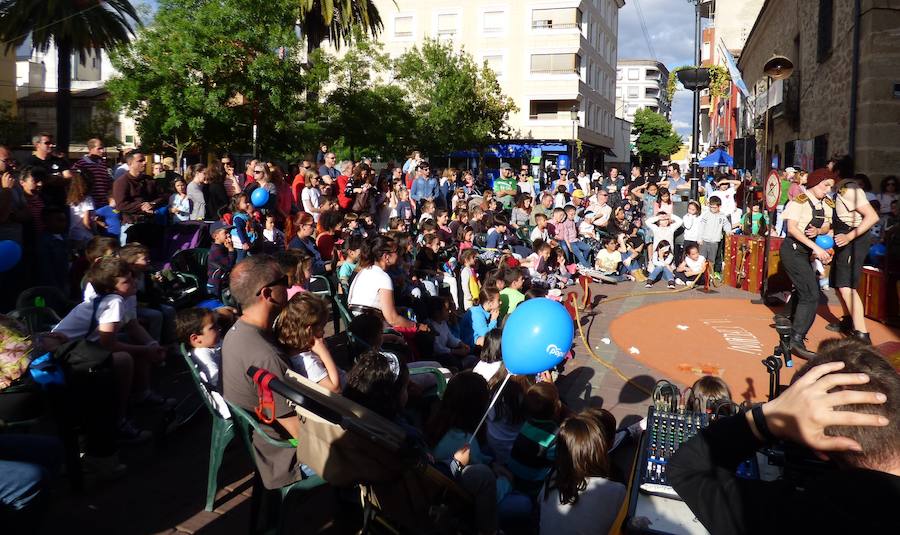 Los saludos entusiastas al público, las sonrisas y los abrazos de los usuarios del Taller Ocupacional que recibieron el Premio Nosolocirco 2019 pusieron la nota emotiva en la clausura del VIII Festival de Circo Contemporáneo de Extremadura, que se celebró durante el fin de semana en Navalmoral, Talayuela y Jarandilla de la Vera. Este es un resumen fotográfico de 13 espectáculos protagonizados por una decena de compañías de toda España.