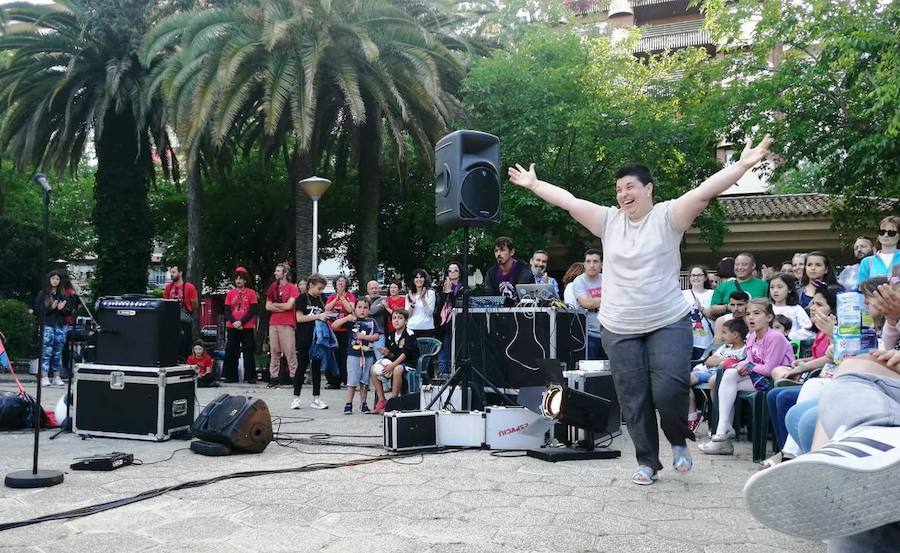 Los saludos entusiastas al público, las sonrisas y los abrazos de los usuarios del Taller Ocupacional que recibieron el Premio Nosolocirco 2019 pusieron la nota emotiva en la clausura del VIII Festival de Circo Contemporáneo de Extremadura, que se celebró durante el fin de semana en Navalmoral, Talayuela y Jarandilla de la Vera. Este es un resumen fotográfico de 13 espectáculos protagonizados por una decena de compañías de toda España.