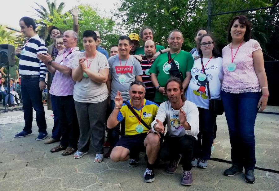 Los saludos entusiastas al público, las sonrisas y los abrazos de los usuarios del Taller Ocupacional que recibieron el Premio Nosolocirco 2019 pusieron la nota emotiva en la clausura del VIII Festival de Circo Contemporáneo de Extremadura, que se celebró durante el fin de semana en Navalmoral, Talayuela y Jarandilla de la Vera. Este es un resumen fotográfico de 13 espectáculos protagonizados por una decena de compañías de toda España.