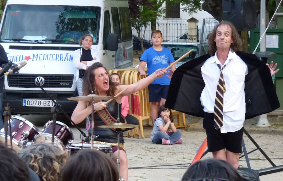 Los saludos entusiastas al público, las sonrisas y los abrazos de los usuarios del Taller Ocupacional que recibieron el Premio Nosolocirco 2019 pusieron la nota emotiva en la clausura del VIII Festival de Circo Contemporáneo de Extremadura, que se celebró durante el fin de semana en Navalmoral, Talayuela y Jarandilla de la Vera. Este es un resumen fotográfico de 13 espectáculos protagonizados por una decena de compañías de toda España.