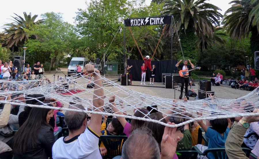 Los saludos entusiastas al público, las sonrisas y los abrazos de los usuarios del Taller Ocupacional que recibieron el Premio Nosolocirco 2019 pusieron la nota emotiva en la clausura del VIII Festival de Circo Contemporáneo de Extremadura, que se celebró durante el fin de semana en Navalmoral, Talayuela y Jarandilla de la Vera. Este es un resumen fotográfico de 13 espectáculos protagonizados por una decena de compañías de toda España.