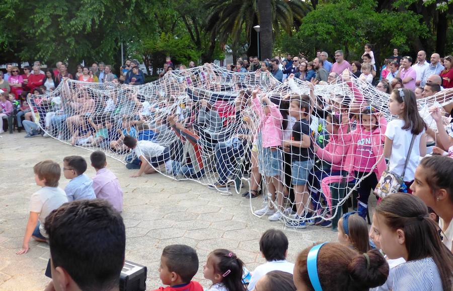 Los saludos entusiastas al público, las sonrisas y los abrazos de los usuarios del Taller Ocupacional que recibieron el Premio Nosolocirco 2019 pusieron la nota emotiva en la clausura del VIII Festival de Circo Contemporáneo de Extremadura, que se celebró durante el fin de semana en Navalmoral, Talayuela y Jarandilla de la Vera. Este es un resumen fotográfico de 13 espectáculos protagonizados por una decena de compañías de toda España.