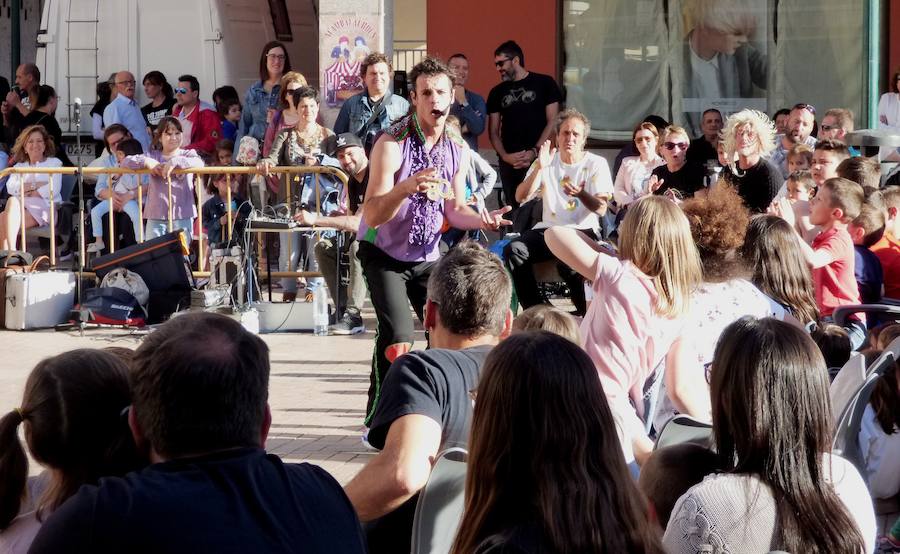 Los saludos entusiastas al público, las sonrisas y los abrazos de los usuarios del Taller Ocupacional que recibieron el Premio Nosolocirco 2019 pusieron la nota emotiva en la clausura del VIII Festival de Circo Contemporáneo de Extremadura, que se celebró durante el fin de semana en Navalmoral, Talayuela y Jarandilla de la Vera. Este es un resumen fotográfico de 13 espectáculos protagonizados por una decena de compañías de toda España.