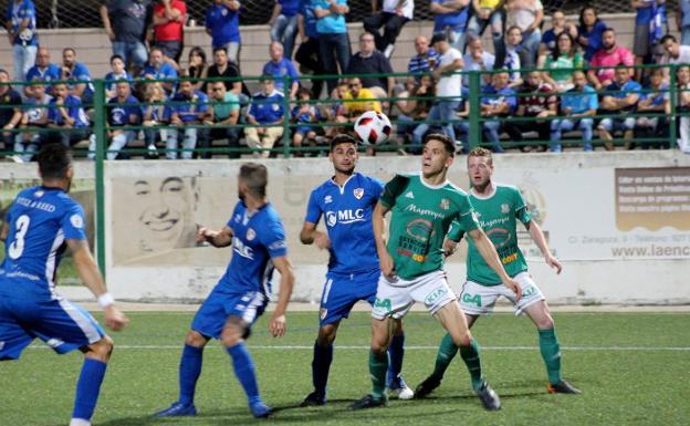 Del Castillo se acomoda para marcar el 2-0 
