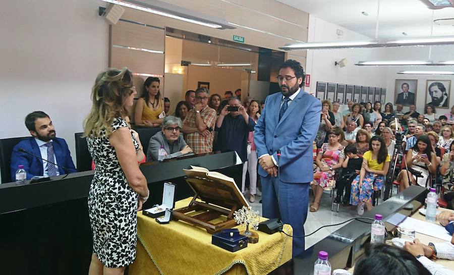 Raquel Medina, como cabeza de lista de la candidatura más votada, la del PSOE, repite en la alcaldía de Navalmoral, al no conseguir ninguno de los aspirantes la mayoría absoluta necesaria, cifrada en nueve concejales. Medina sumó siete, los de su partido, y Jaime Vega los cinco del PP, mientras que Jorge Martín, de Vox, y Joaquín Sarró, de Extremeños, se votaron a sí mismos. Se abstuvieron los dos ediles de Ciudadanos y el representante de Unidas por Navalmoral.