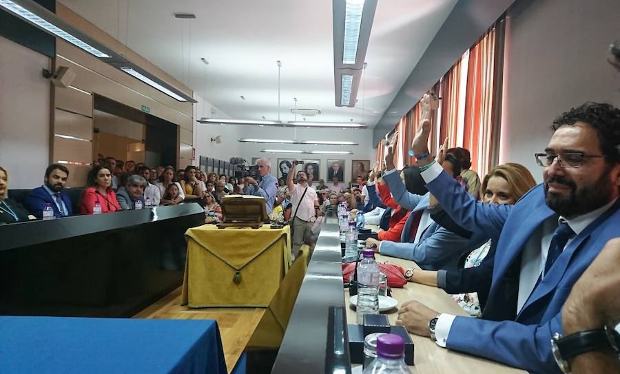 Raquel Medina, como cabeza de lista de la candidatura más votada, la del PSOE, repite en la alcaldía de Navalmoral, al no conseguir ninguno de los aspirantes la mayoría absoluta necesaria, cifrada en nueve concejales. Medina sumó siete, los de su partido, y Jaime Vega los cinco del PP, mientras que Jorge Martín, de Vox, y Joaquín Sarró, de Extremeños, se votaron a sí mismos. Se abstuvieron los dos ediles de Ciudadanos y el representante de Unidas por Navalmoral.