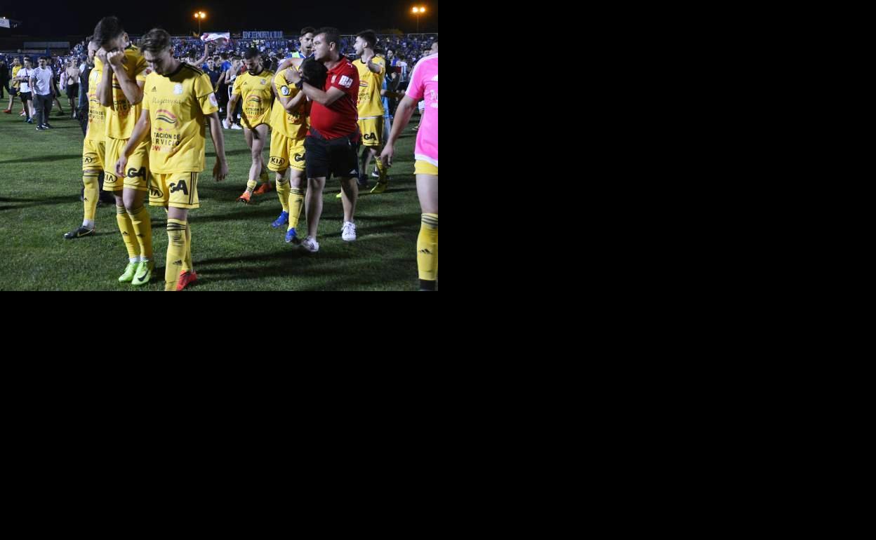 Los futbolistas del Moralo se retiran con lágrimas en los ojos tras la tanda de penaltis. 