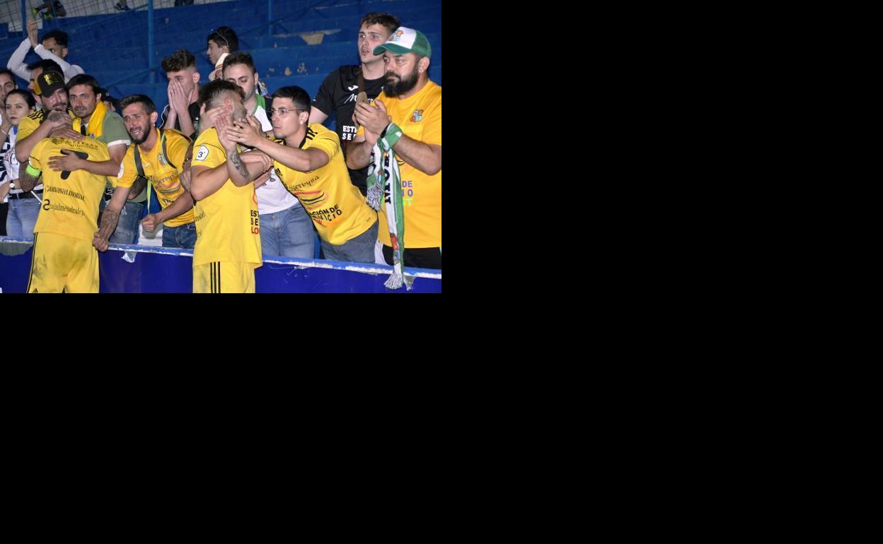Aficionados y jugadores se consolaron tras el pitido final 