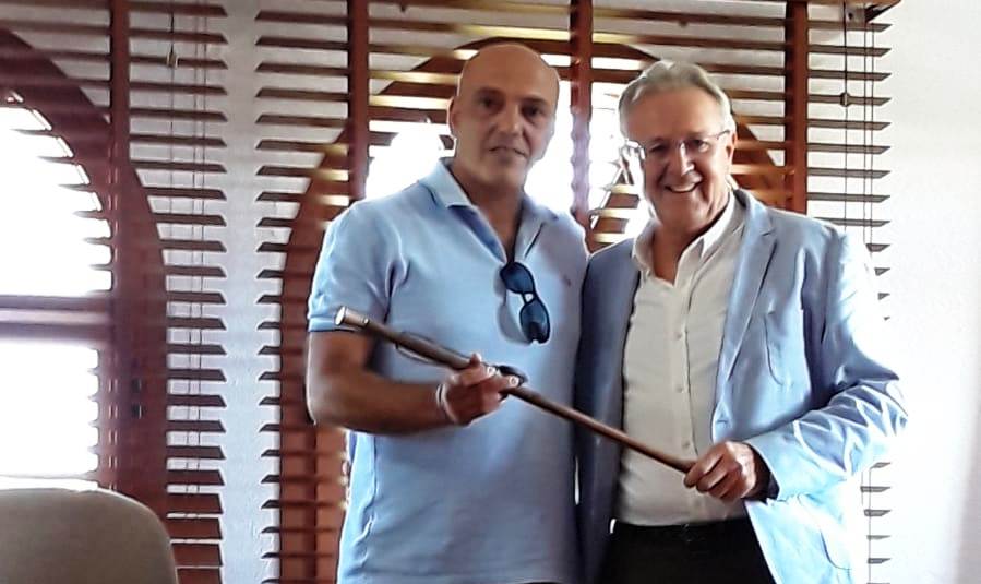 Eugenio Trebejos con el alcalde saliente, Benjamín Sánchez 