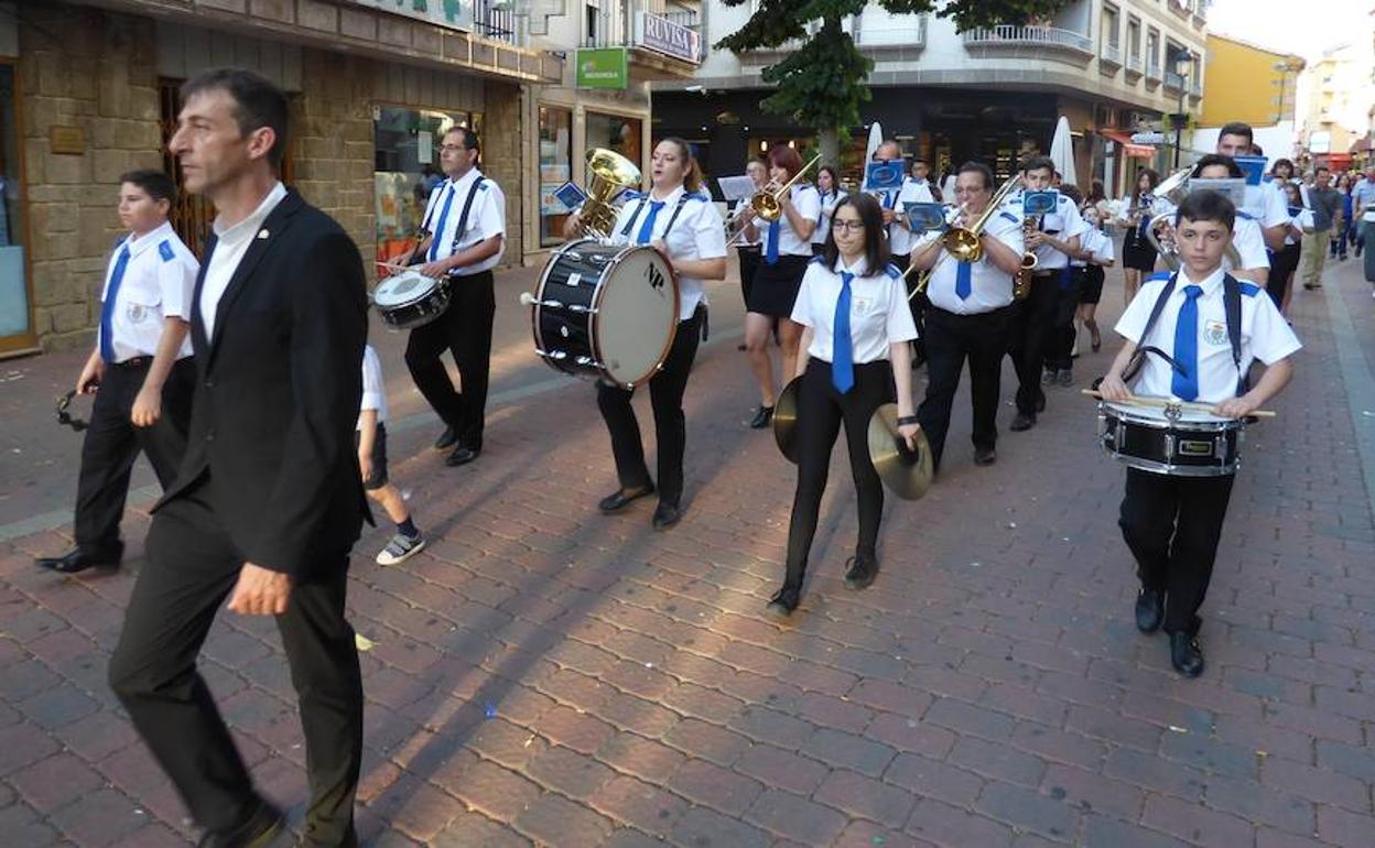 La Banda de Música por la zona peatonal 