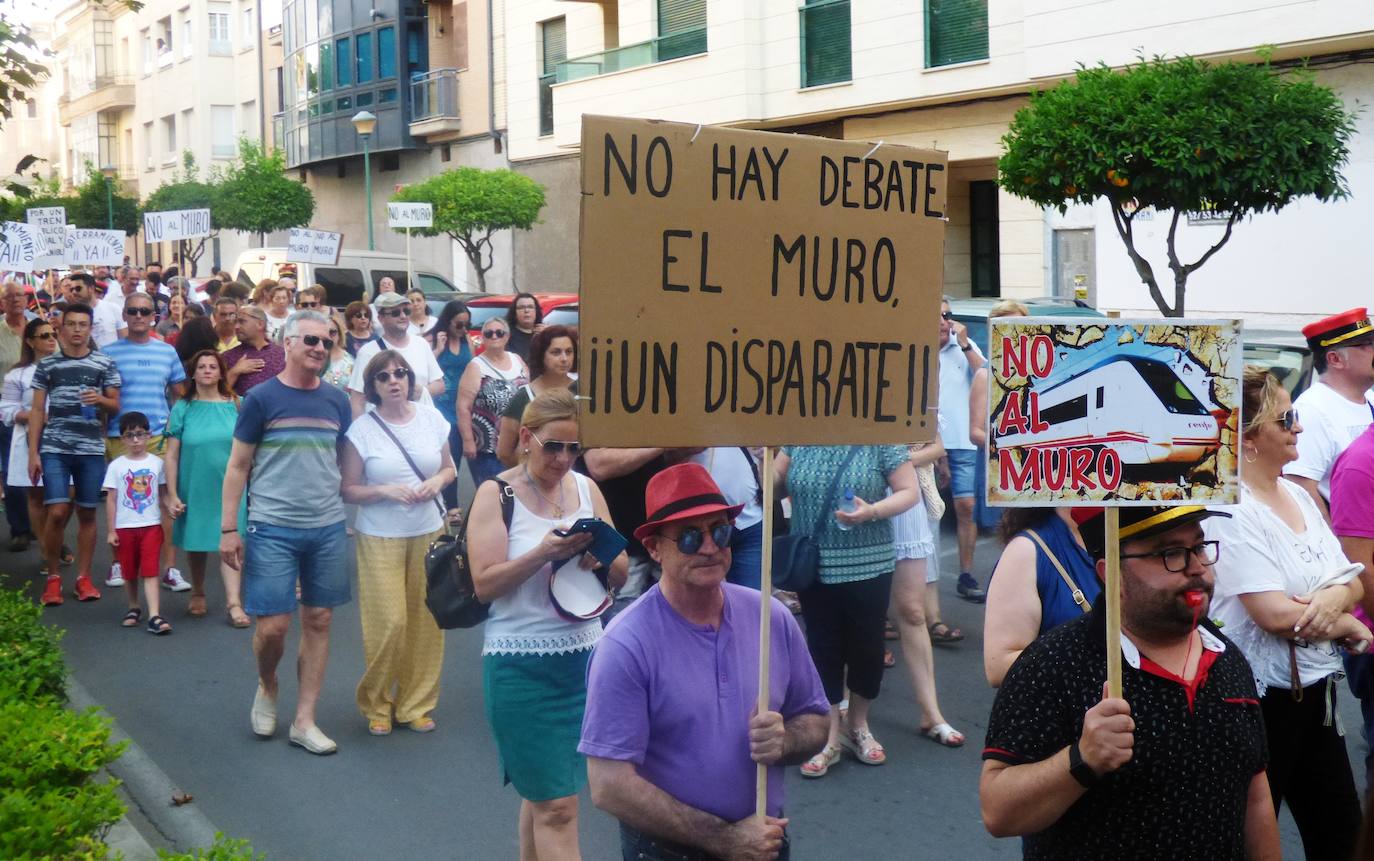 Que ADIF paralice la redacción del proyecto del tren de alta velocidad en superficie por el casco urbano y elabore uno nuevo que contemple el soterramiento, sin modificar el trazado, es la reivindicación unánime del millar de personas que se manifestó en la tarde del jueves en Navalmoral, convocados por la plataforma No al Muro con la colaboración del Ayuntamiento. El lema fue 'Porque el futuro de Navalmoral no pasa por dividirlo. No al muro. Soterramiento ya'.