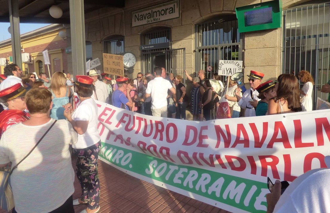 Que ADIF paralice la redacción del proyecto del tren de alta velocidad en superficie por el casco urbano y elabore uno nuevo que contemple el soterramiento, sin modificar el trazado, es la reivindicación unánime del millar de personas que se manifestó en la tarde del jueves en Navalmoral, convocados por la plataforma No al Muro con la colaboración del Ayuntamiento. El lema fue 'Porque el futuro de Navalmoral no pasa por dividirlo. No al muro. Soterramiento ya'.