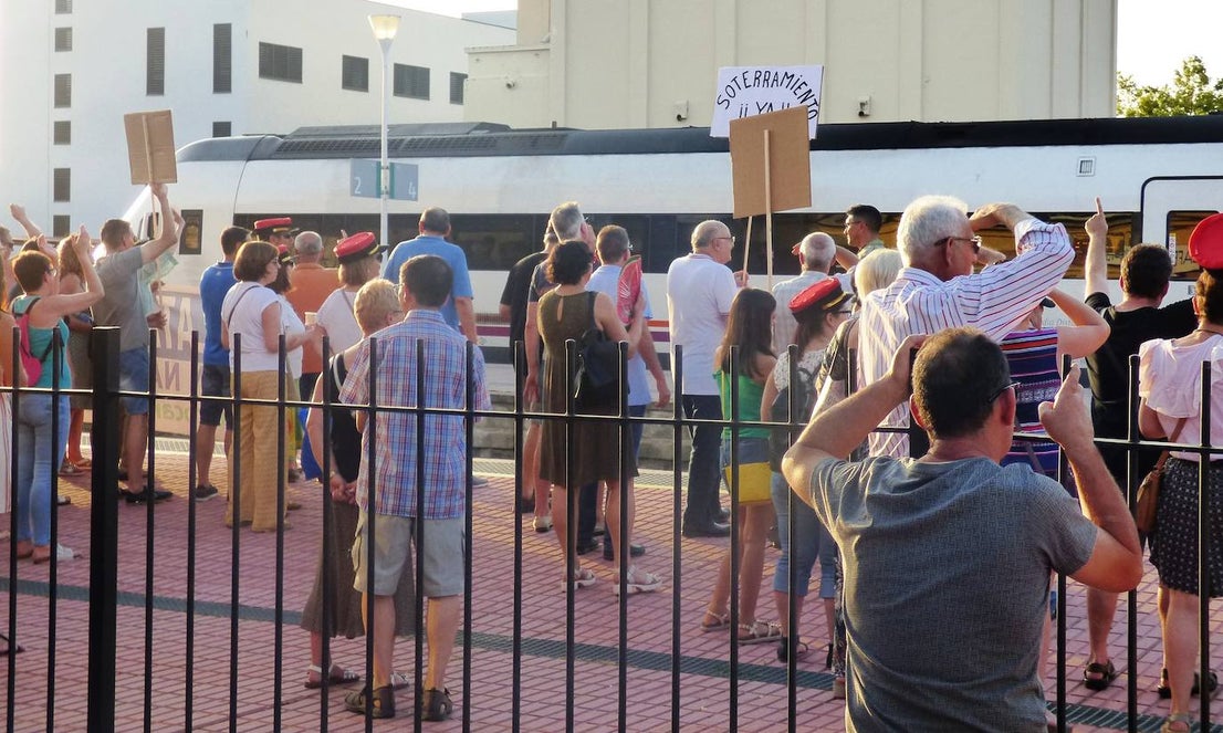 Que ADIF paralice la redacción del proyecto del tren de alta velocidad en superficie por el casco urbano y elabore uno nuevo que contemple el soterramiento, sin modificar el trazado, es la reivindicación unánime del millar de personas que se manifestó en la tarde del jueves en Navalmoral, convocados por la plataforma No al Muro con la colaboración del Ayuntamiento. El lema fue 'Porque el futuro de Navalmoral no pasa por dividirlo. No al muro. Soterramiento ya'.